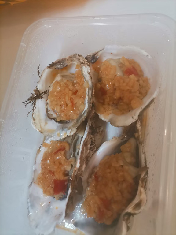 妈呀太恶心了，刚才在城中村看到有个人在店面门口（巷里人来人往）打飞机，拿把伞挡着。从侧面看到了，现在