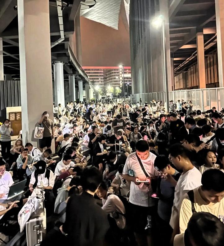 局势紧张别乱卖黄金！越南人通宵排队抢，这阵仗真不是夸张！再看咱这儿的金价