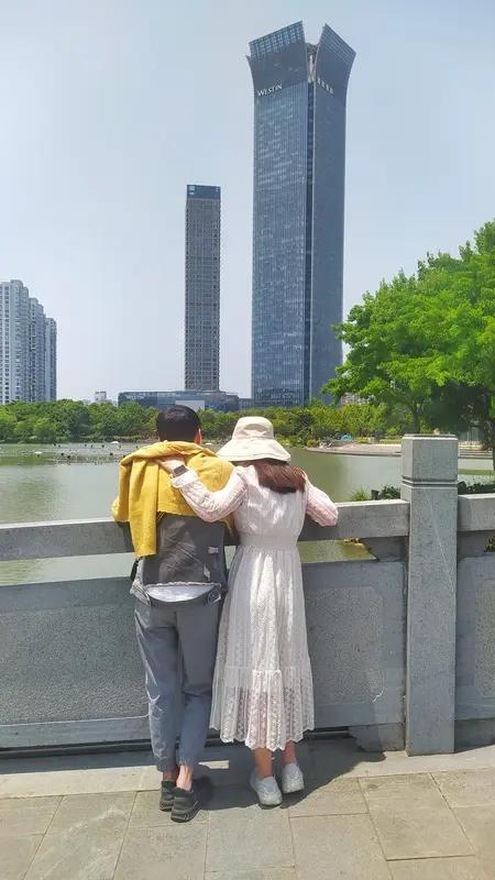 最近网上一段温州男女相亲视频火了，真的太奇葩！视频里，女方媒人激动地跟男方媒人控