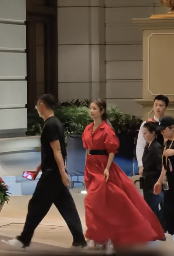 林心如穿大红戏服下班路透一出，全网懵了，50岁的人腰细得跟25年前没两样。这次湾区升明月，她、苏有朋