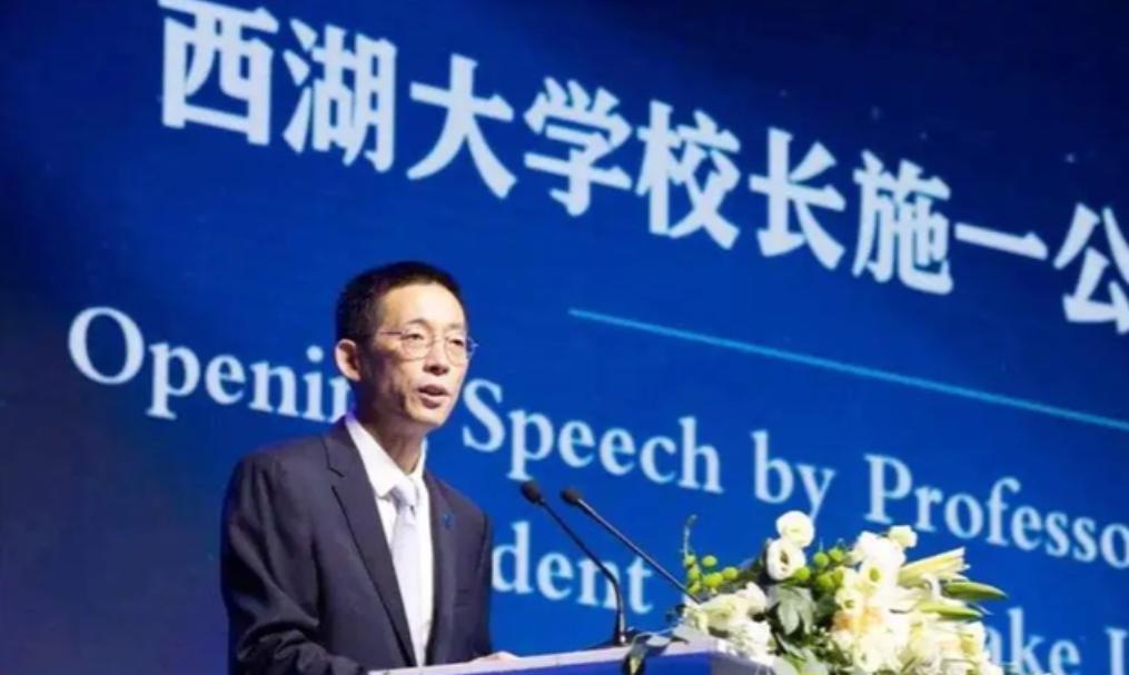 2010年，河南高考状元张磊，向耶鲁大学捐款888万美元，随后又向人民大学捐款三