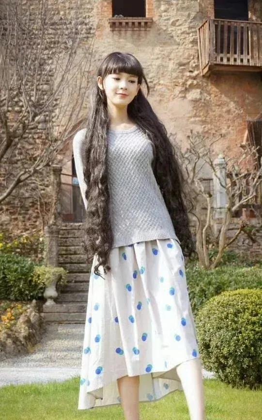 早期陈瑶就是大号芭比娃娃呀，天生明星相，脸小头小五官精致，四肢纤细身材高挑，很上