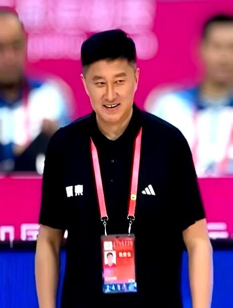 杜锋别装了[墨镜]为什么签约萨姆纳已经被我看穿。所有人都盯着广东队那单薄