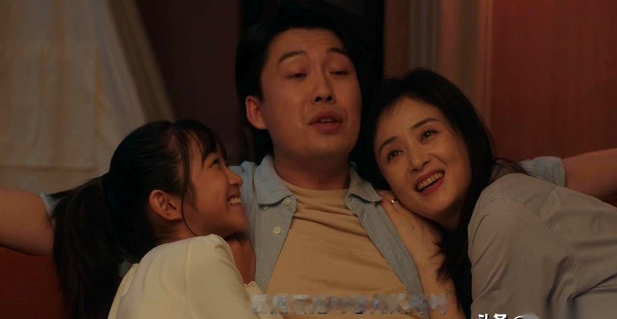 他老婆一边骂他窝囊，一边又死活离不开他。这男的叫张浩，简直是把“人间清醒”这四