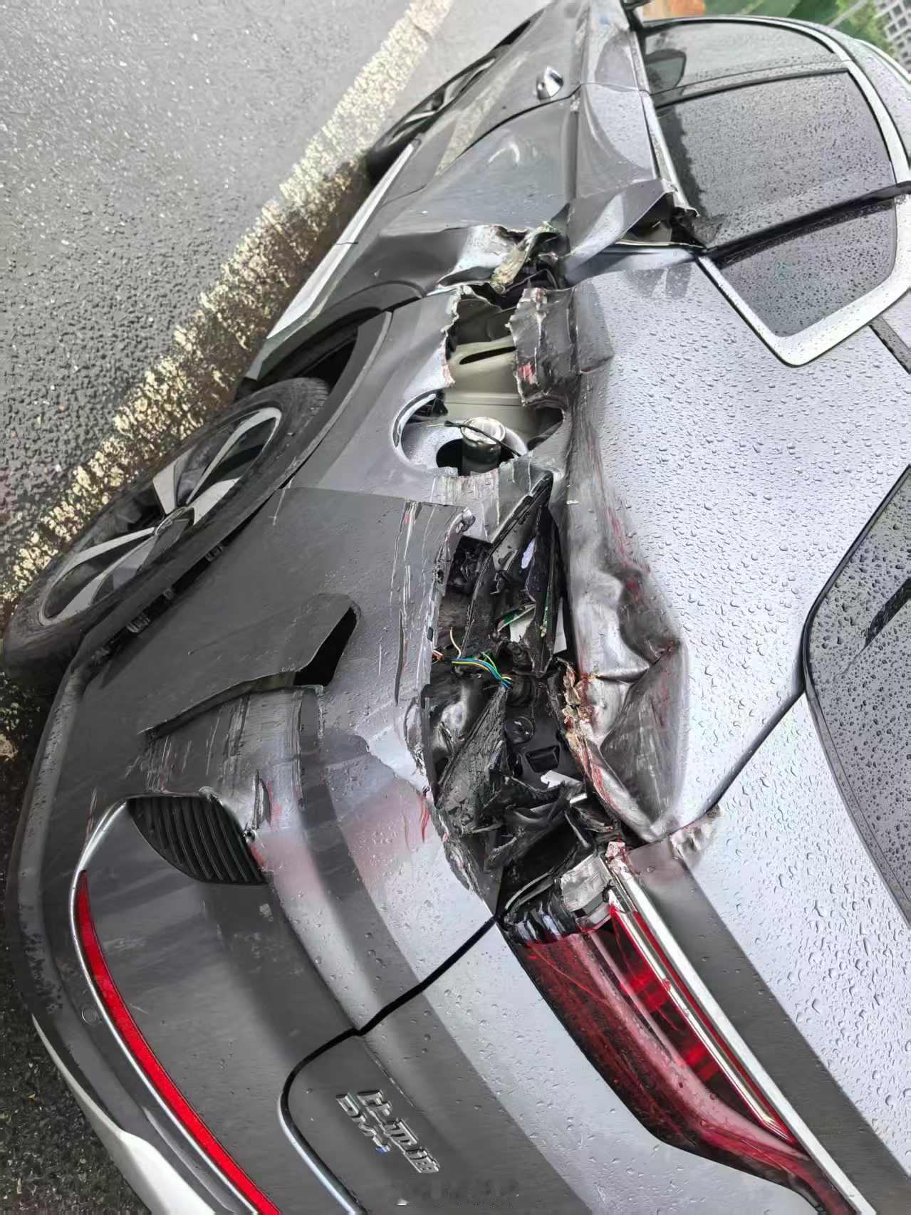 车停路边被大车蹭了，这种情况能走全损不？​​​
