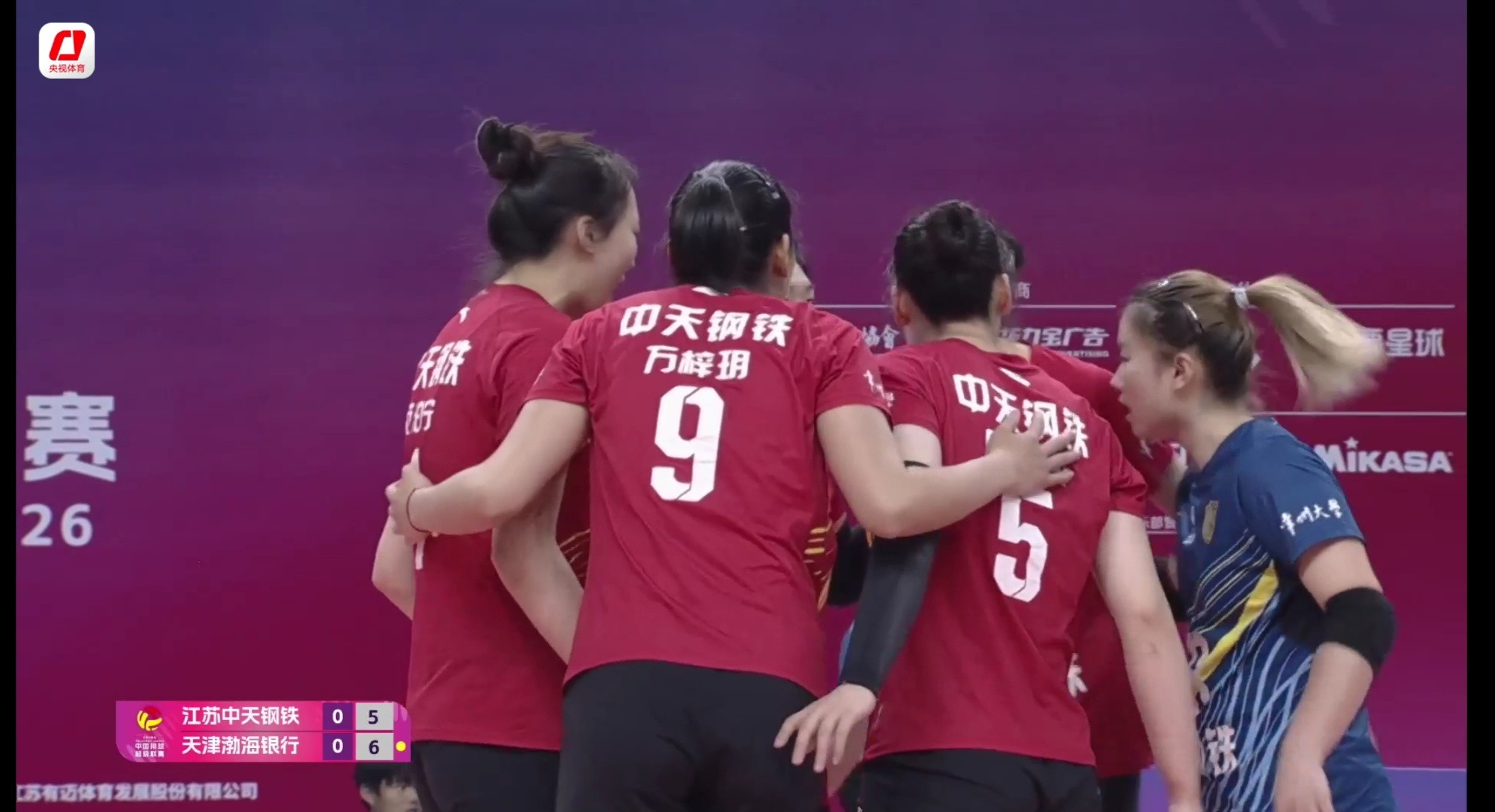 排超联赛排超女排A级常规赛第四轮昨晚上演了一场紧张激烈，扣人心弦的大战，江苏中