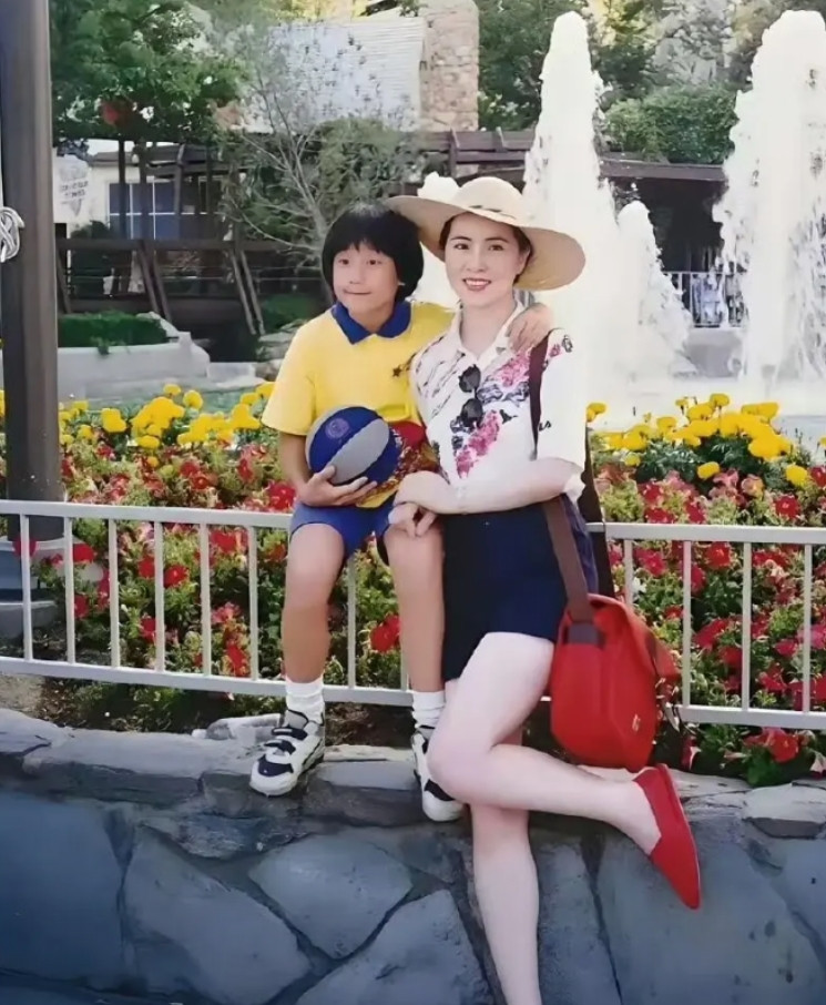 林凤娇1992年在香港公园游玩时