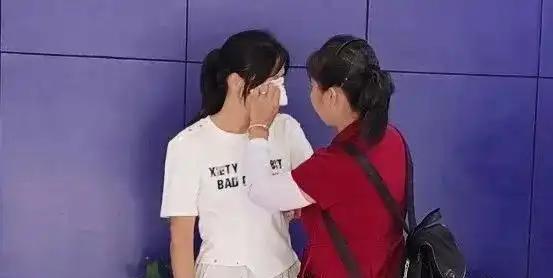 解释不清了！浙江，一女子在家无聊刷短视频，突然看到另外一名女子的视频，对方和自己