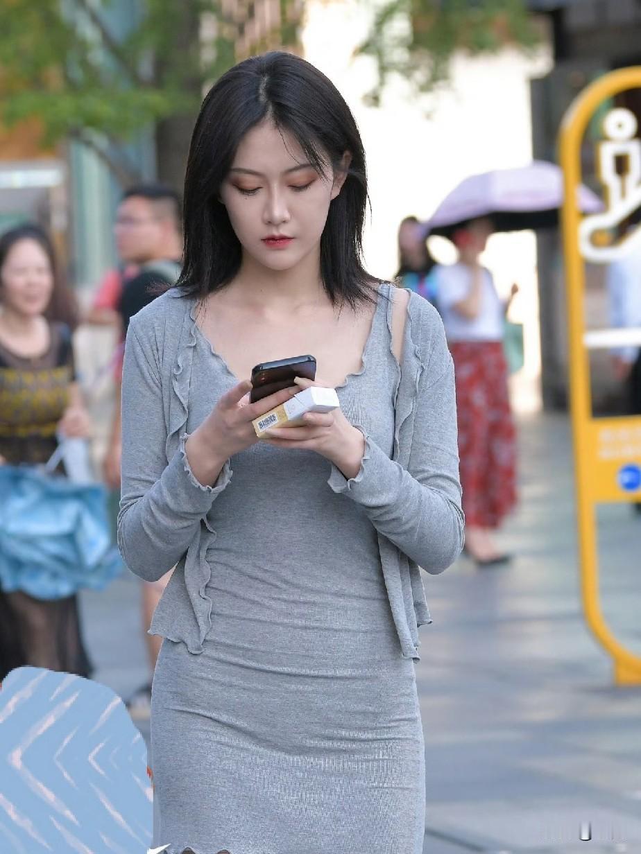 脚踩一双浅色尖头高跟鞋，拉长腿部线条的同时，也让我在这座城市的街头更加从容自信。