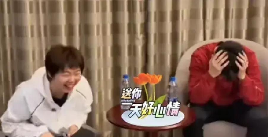 蒯曼刚打完比赛就被拉到镜头前，主持人一句“谈谈战术”还没落，她噗嗤笑出声，越憋越