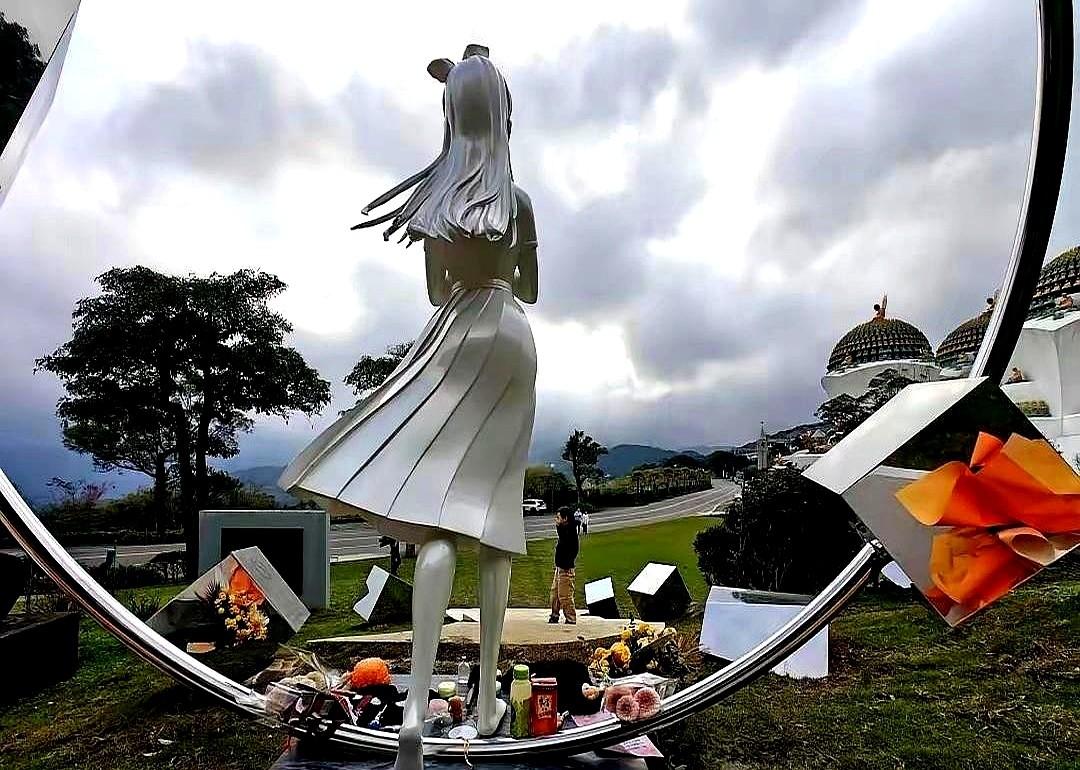 金宝山名人墓园，直线距离才20米，境遇却天差地别。一边是大S（徐熙媛）逝世一