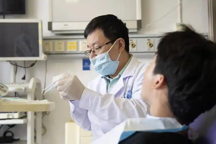 医生收入较高是有原因的。国家卫健委报告显示，我国执业医师平均年收入约28万，高于