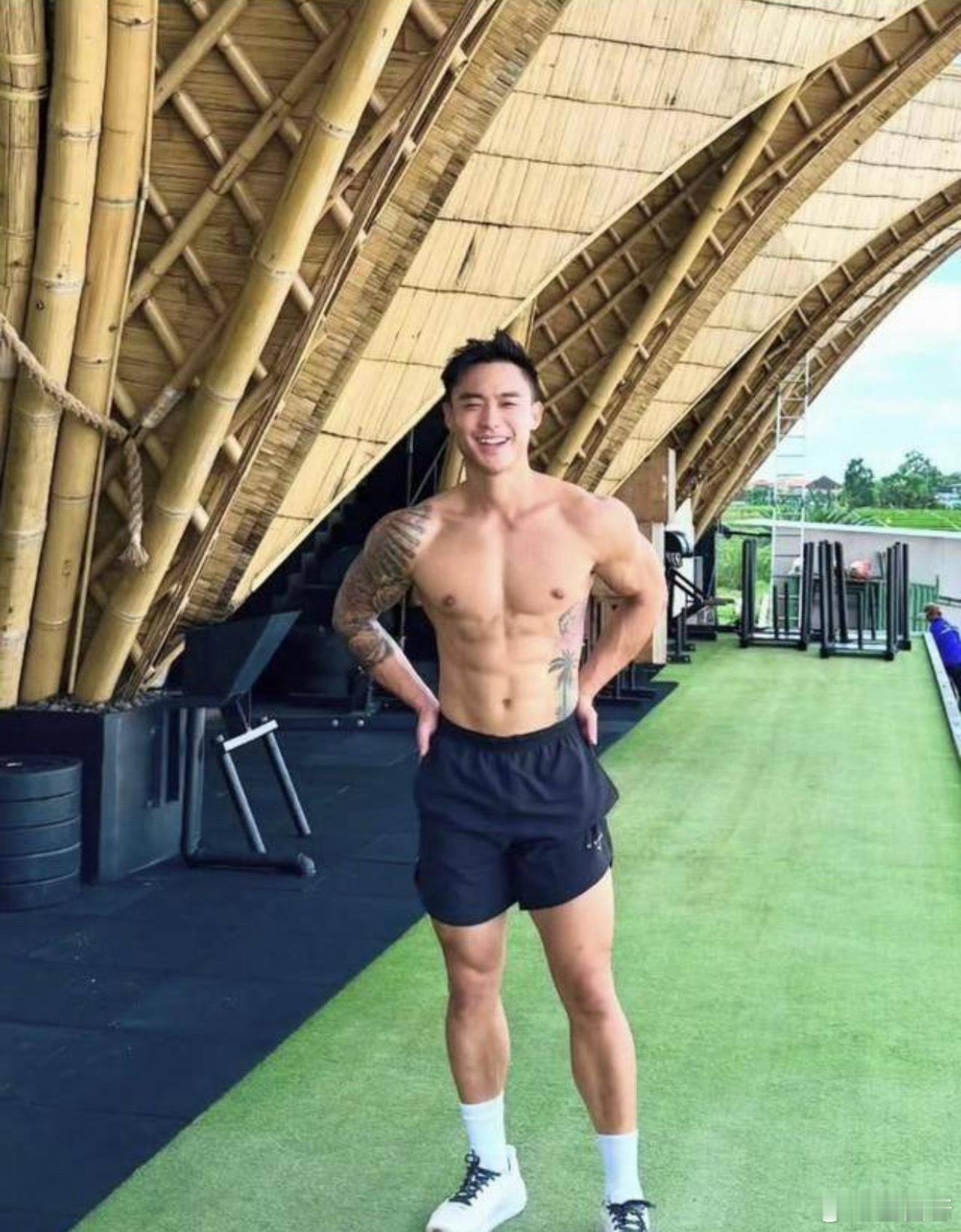 蔡卓妍结婚蔡卓妍的结婚对象居然是小自己10岁的健身教练，发现富婆真的好爱这种啊，