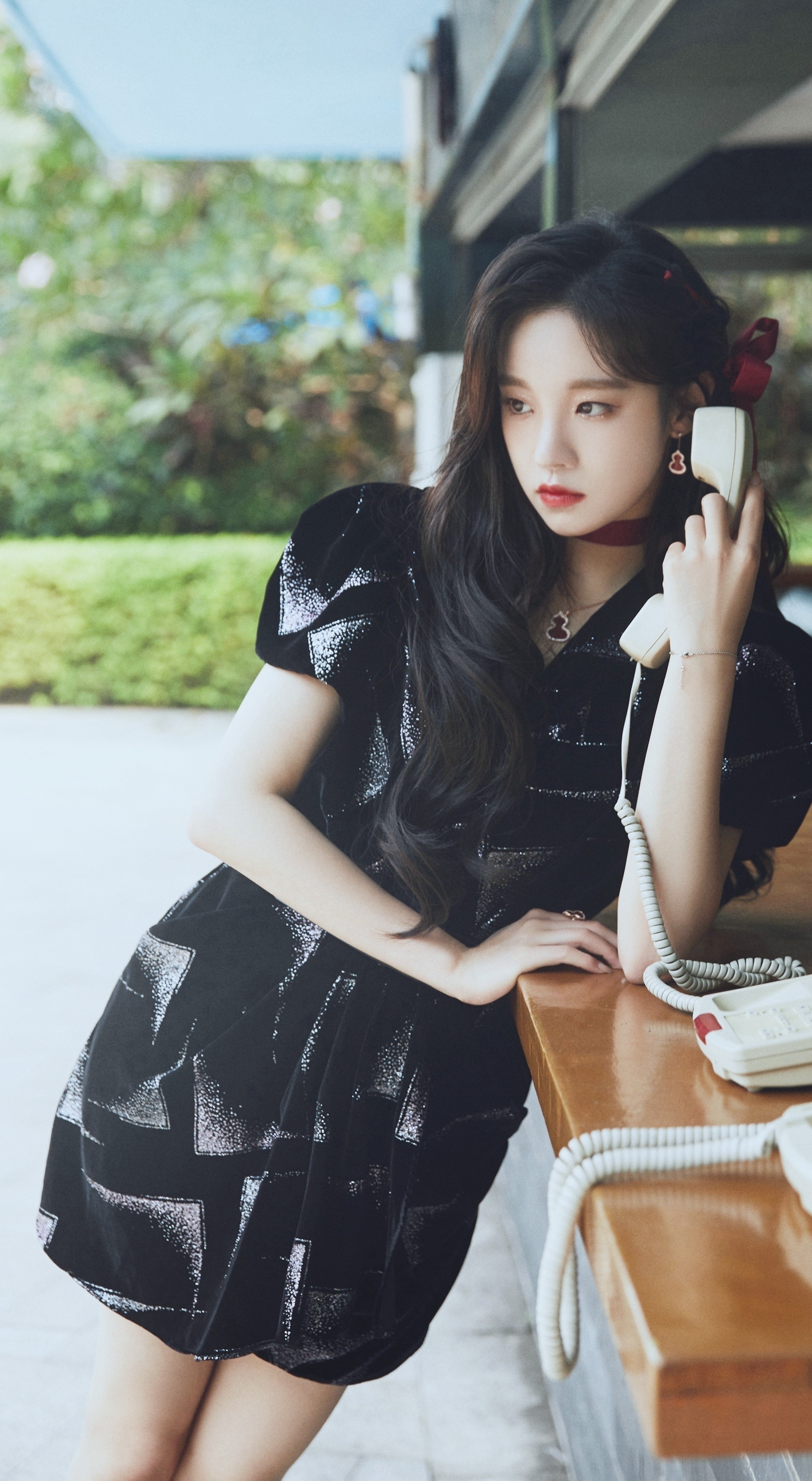 宋雨琦，闪亮黑裙，红色头饰点缀，少女感满满。宋雨琦