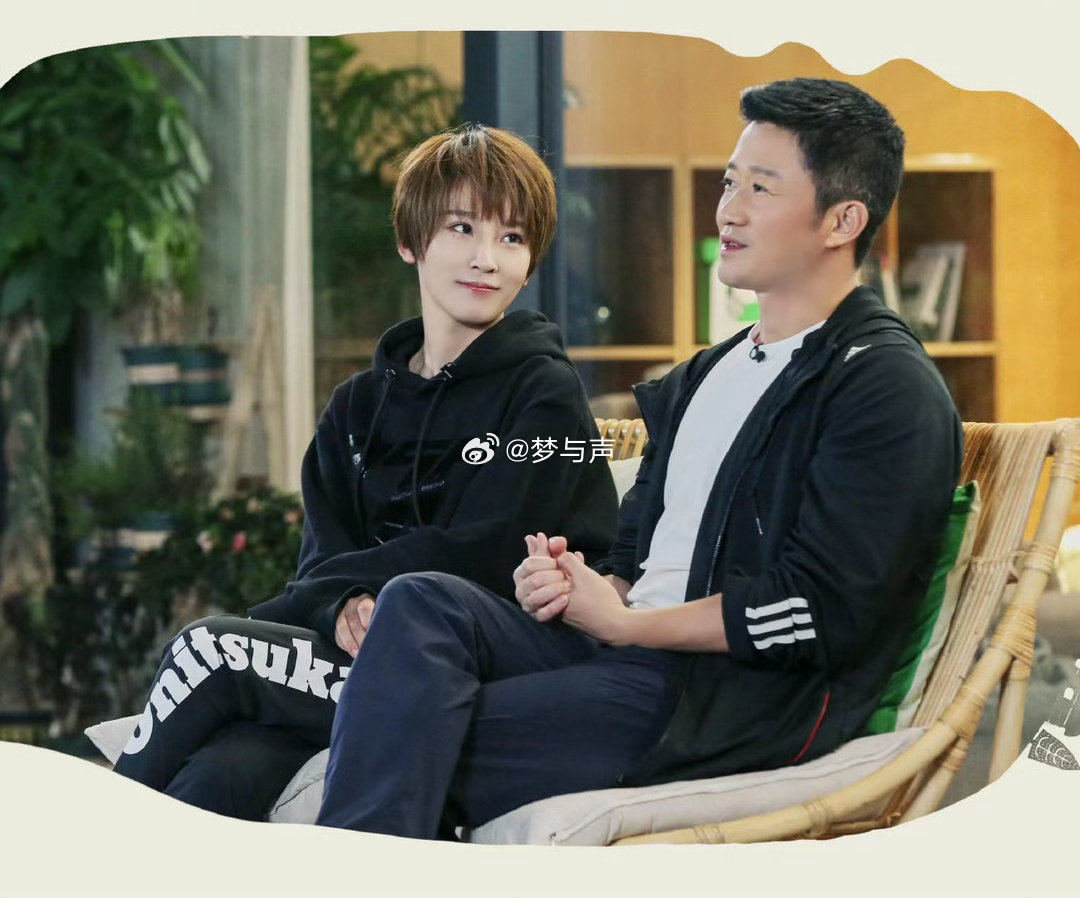 吴京点赞吐槽浪姐博文吴京明明就是默默偷偷关注老婆谢楠的舞台动态，把楠姐的一切都放