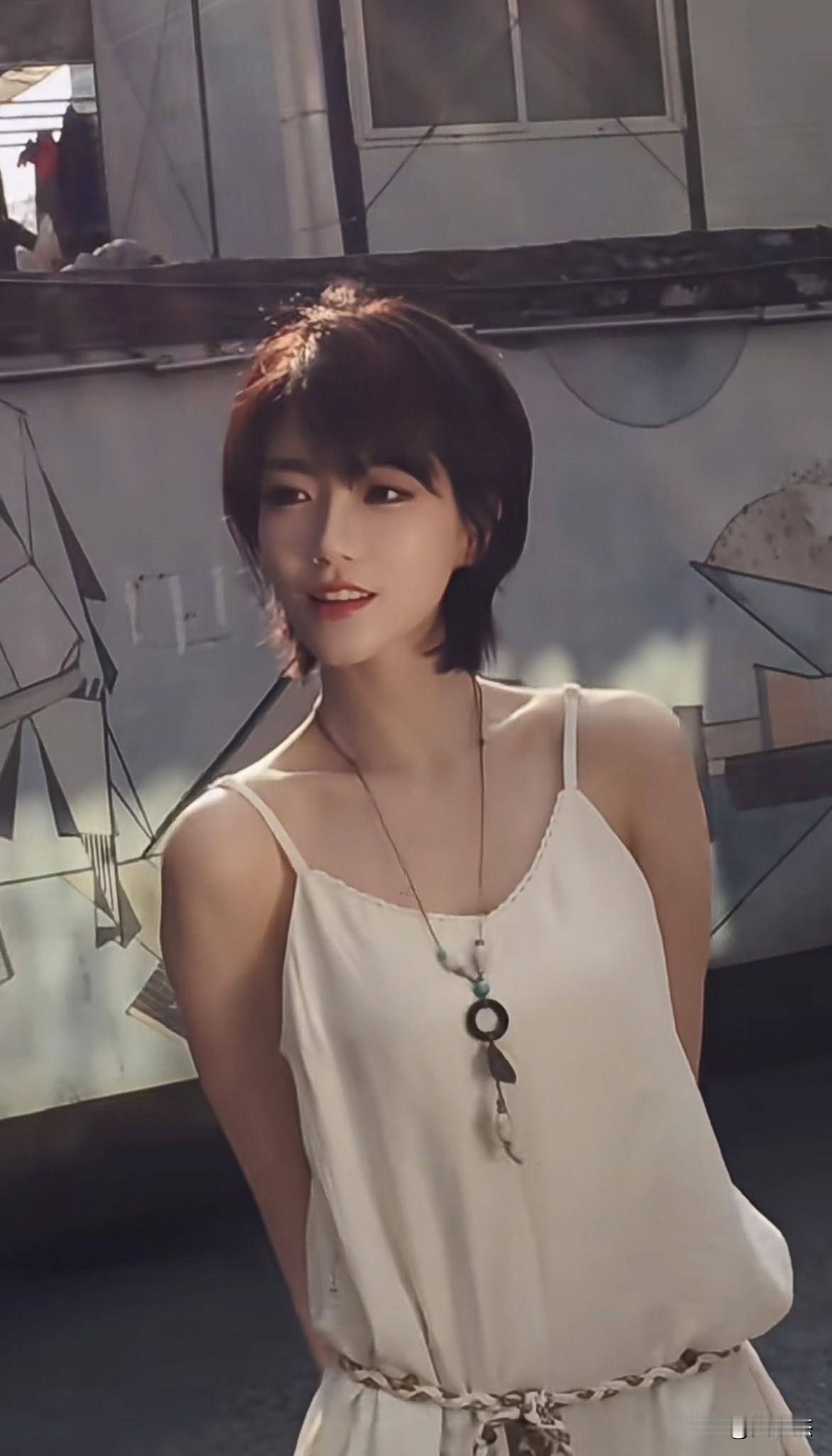 这种短发，基本上适合所有美女，提升气质。