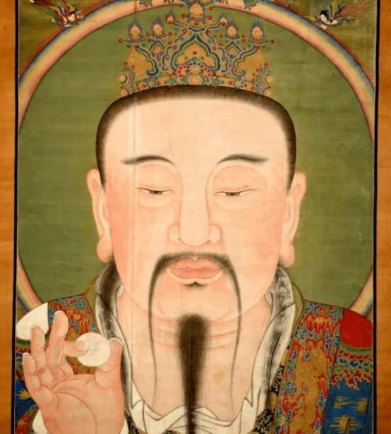 1995年，一老人闲逛时遇上农家白事，挤入人群观赏起道士做法，未曾想法事过半，老