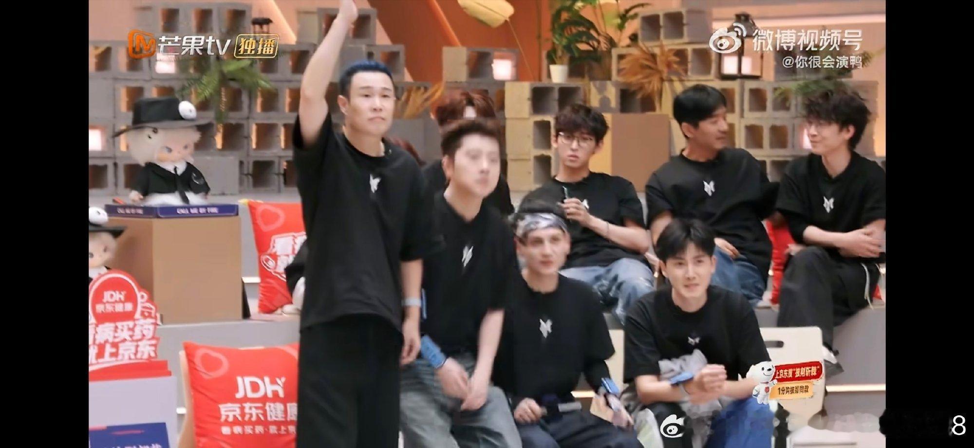 曾辉就这么依赖小沈阳曾辉二公个喜18披荆斩棘曾辉上场小沈阳立刻站起来要抢，曾辉
