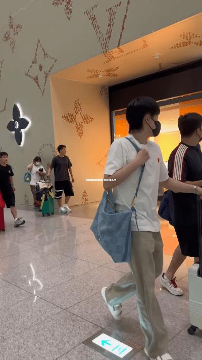 “双甜组合”韩国机场一起登机！终于见甜甜啦！北京机场出发就没看见他的视频，这到