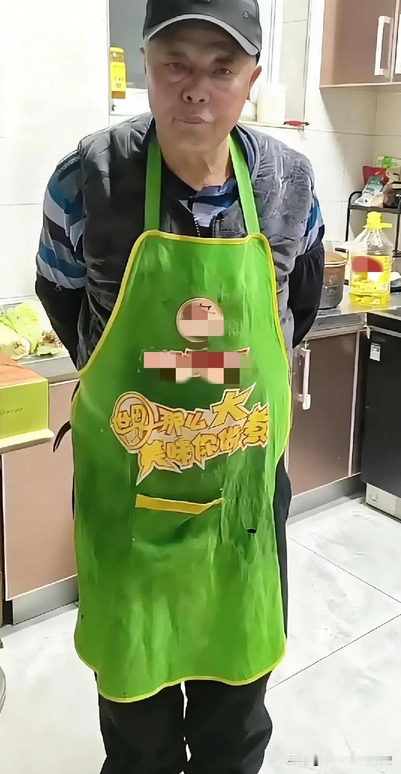 女子下班回到家，看到公公戴着围裙在厨房站着，她上来就一句：“炒菜，快点！”说完嘿