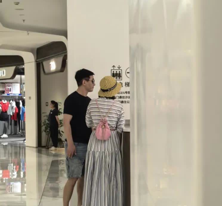 郭晓东和老婆程莉莎在武汉牵手逛商场，他都50岁了，看起来还是很帅气，打扮有型，身