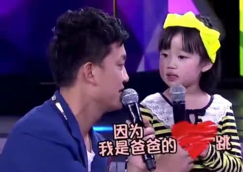 “爸爸，同学说你是‘过气主持人’，再也上不了电视了……”女儿带着哭腔扑进怀里，李