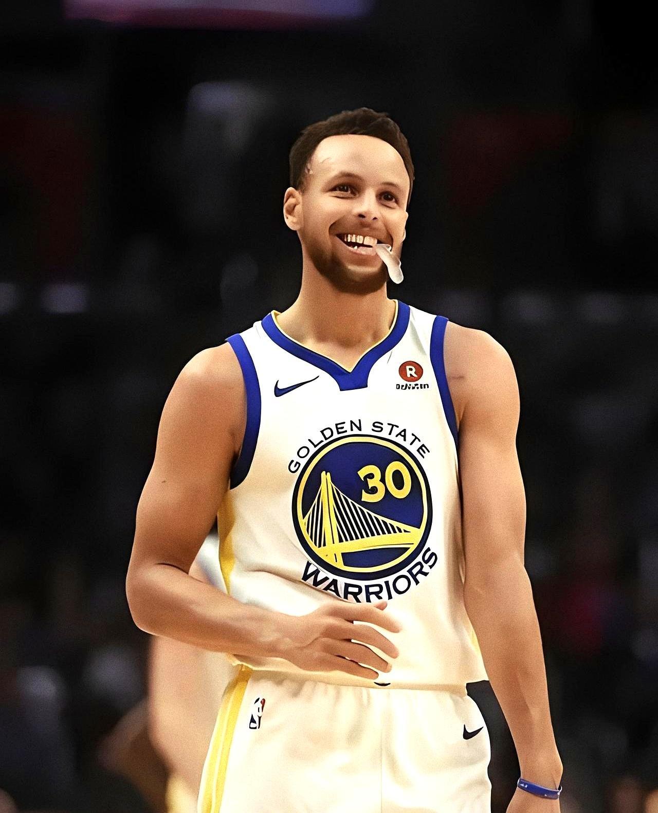 37岁的库里，膝盖里像藏了根生锈的弹簧。他本赛季第21次穿着西装坐在场边，看着球