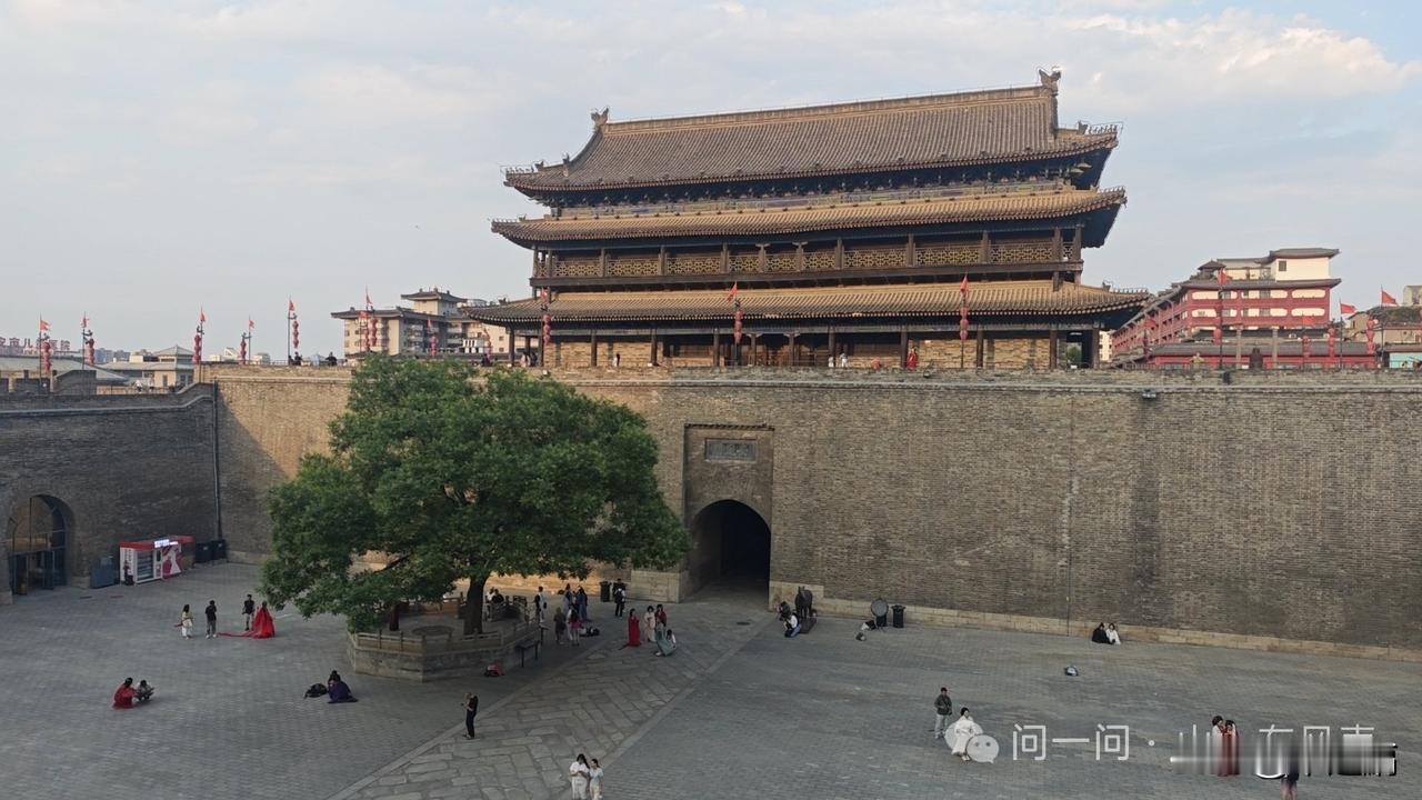 九寨沟和兵马俑，就像自然与人文的两极，各有千秋。九寨沟是“童话世界”，五花海色