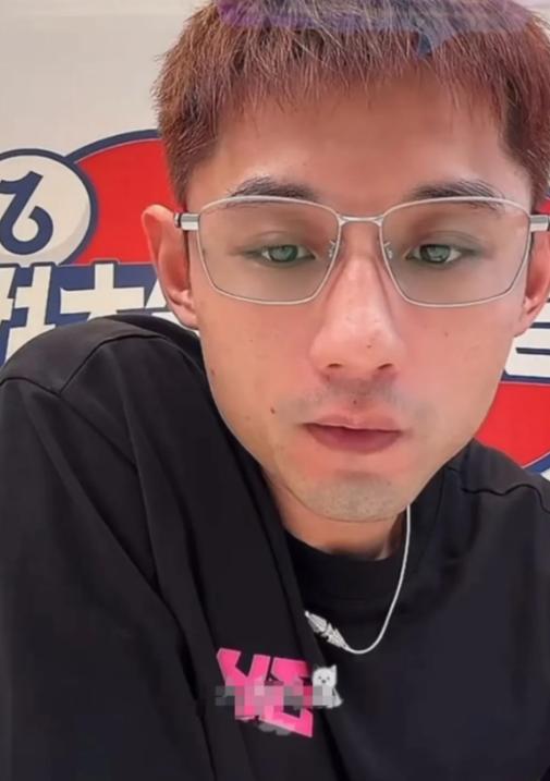 张继科直播时，有不少网友问他怎么看王楚钦拿银牌一事，张继科无奈的说：“我理解你们