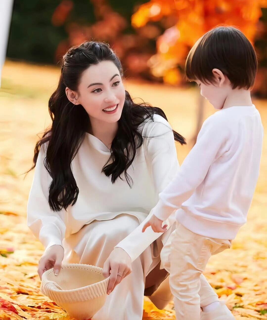 张柏芝说，我儿子从小到大，我都没给他们报过任何补习班。因为我知道强制的教育