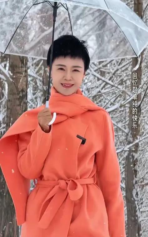 ​贺娇龙是土生土长疆二代，父母都是60年代支边知青，父亲四川射洪人，母亲是江苏人