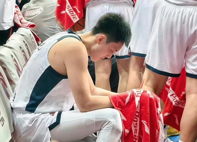 太尴尬！胡明轩全场彻底迷失，11分钟0分+全队最低正负值，广东主场陷入被动！