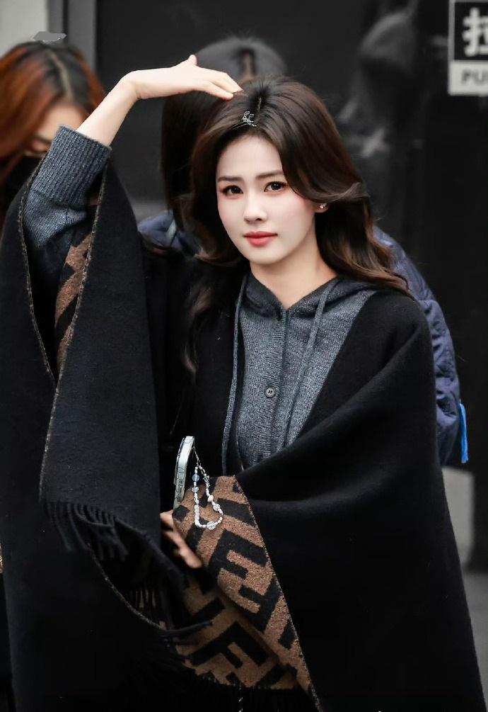 今天白鹿在外出的时候搭配的很有时尚感，气质也不错，确实是非常迷人。白鹿里面穿