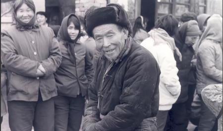 1986年的一天，湖南醴陵71岁的老汉张德仁正在地里忙活着，他的女儿风风火火的赶