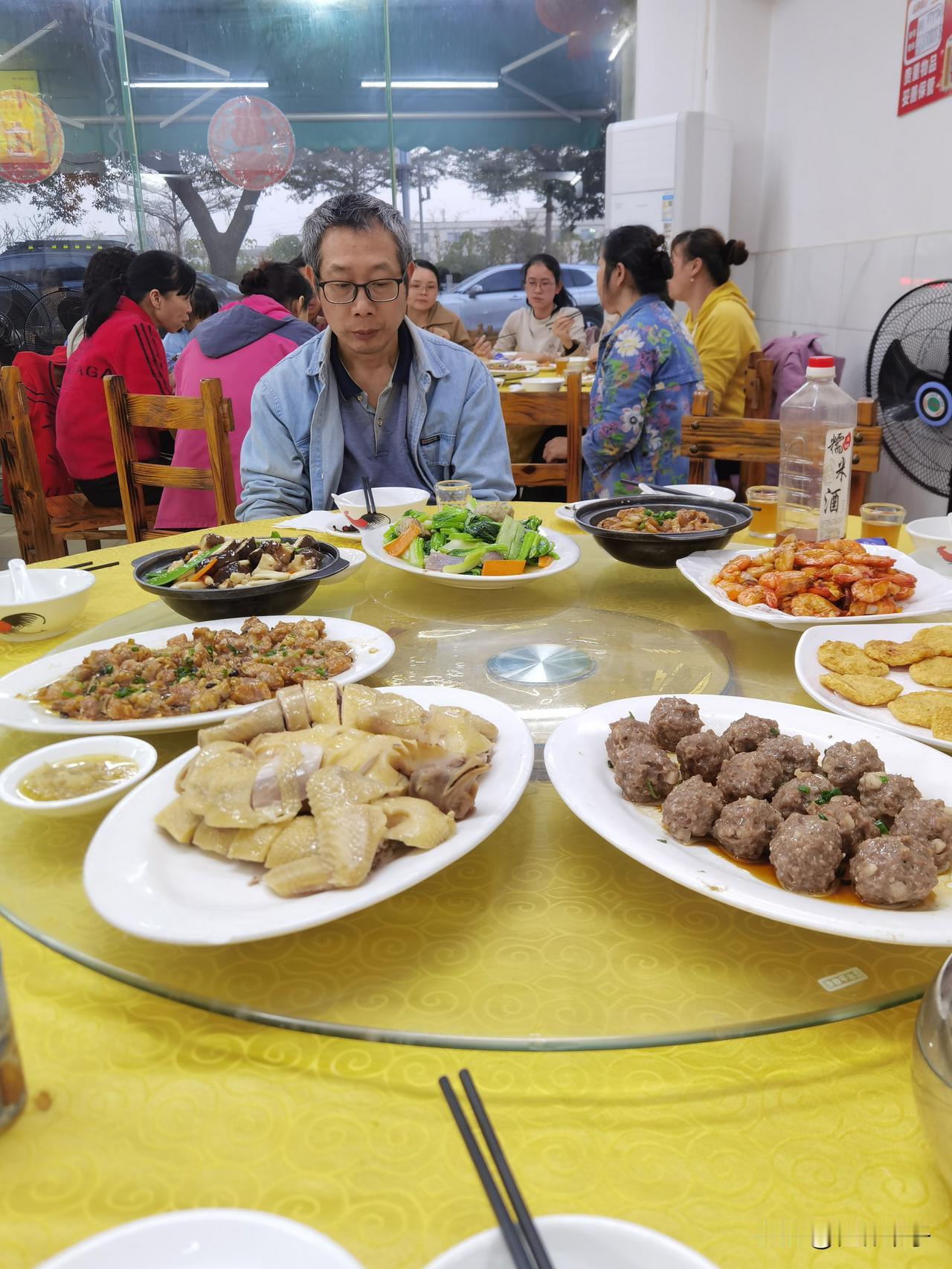 离年味越来越近了！公司老总没有请吃年饭，一群工友聚集一起，在一家小饭店AA