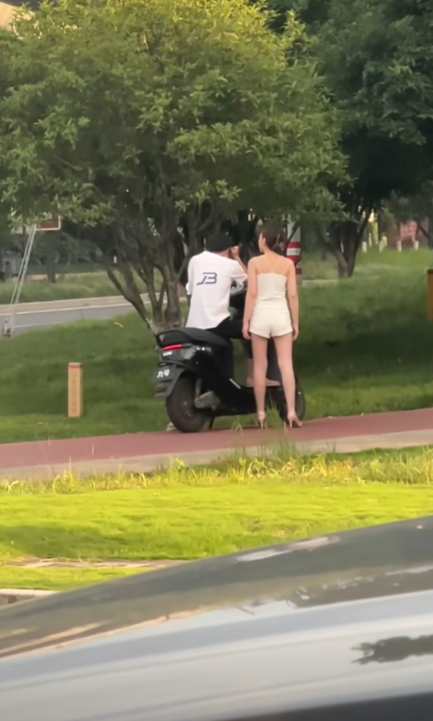 等个红绿灯看了个八卦
