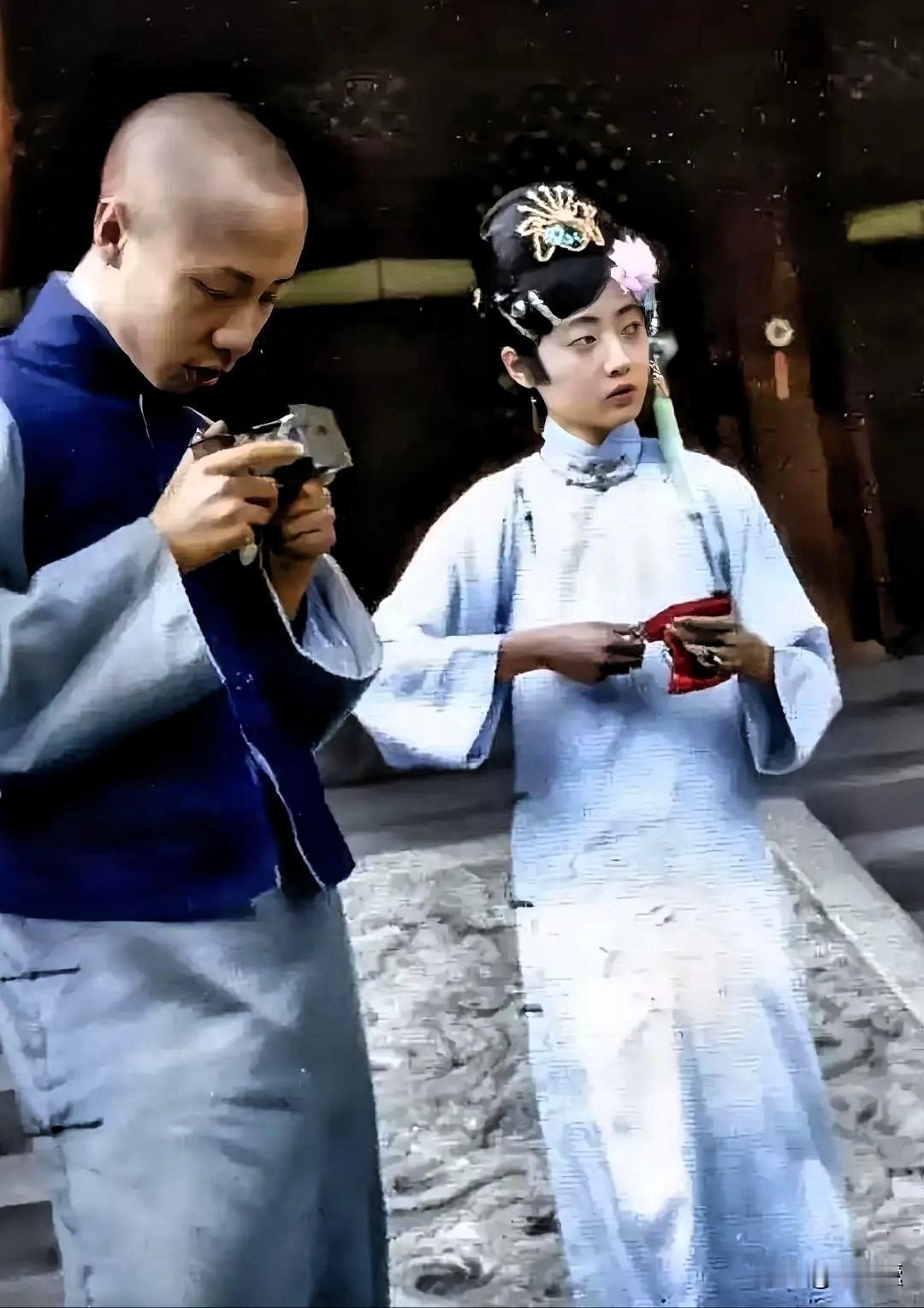 1946年，婉容的身上发出一股股恶臭，让人难以靠近，41岁的她已经生活不能自理，