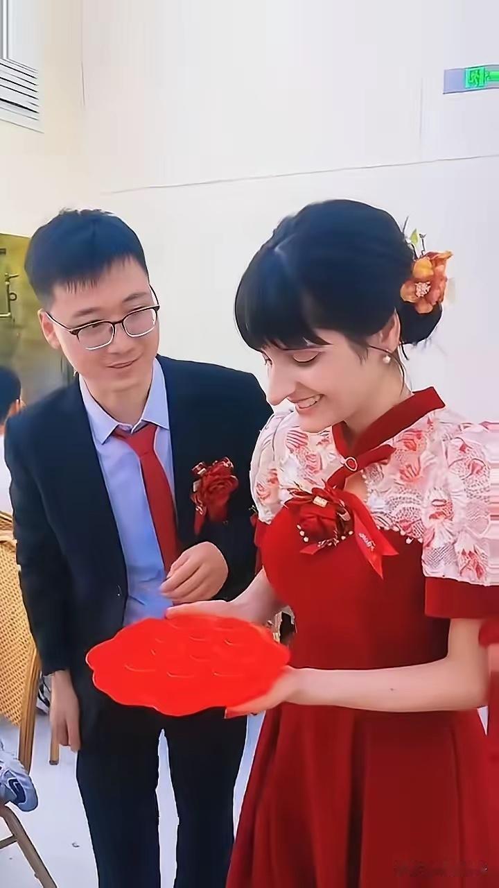 第一次见这么大个鼻子的新娘，这是我见过最高鼻子的外国人。真正的高鼻梁，大眼睛，这