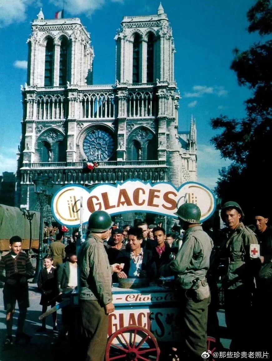 1944年，美军士兵在巴黎圣母院教堂前的一个售货摊买冰淇淋。