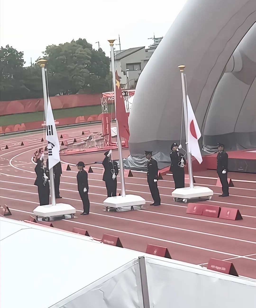 🔻对于旗杆这事，日本人自己是有解释的：和日本没关系。#日本老龄化体现在亚运会颁奖礼##海外新鲜事#