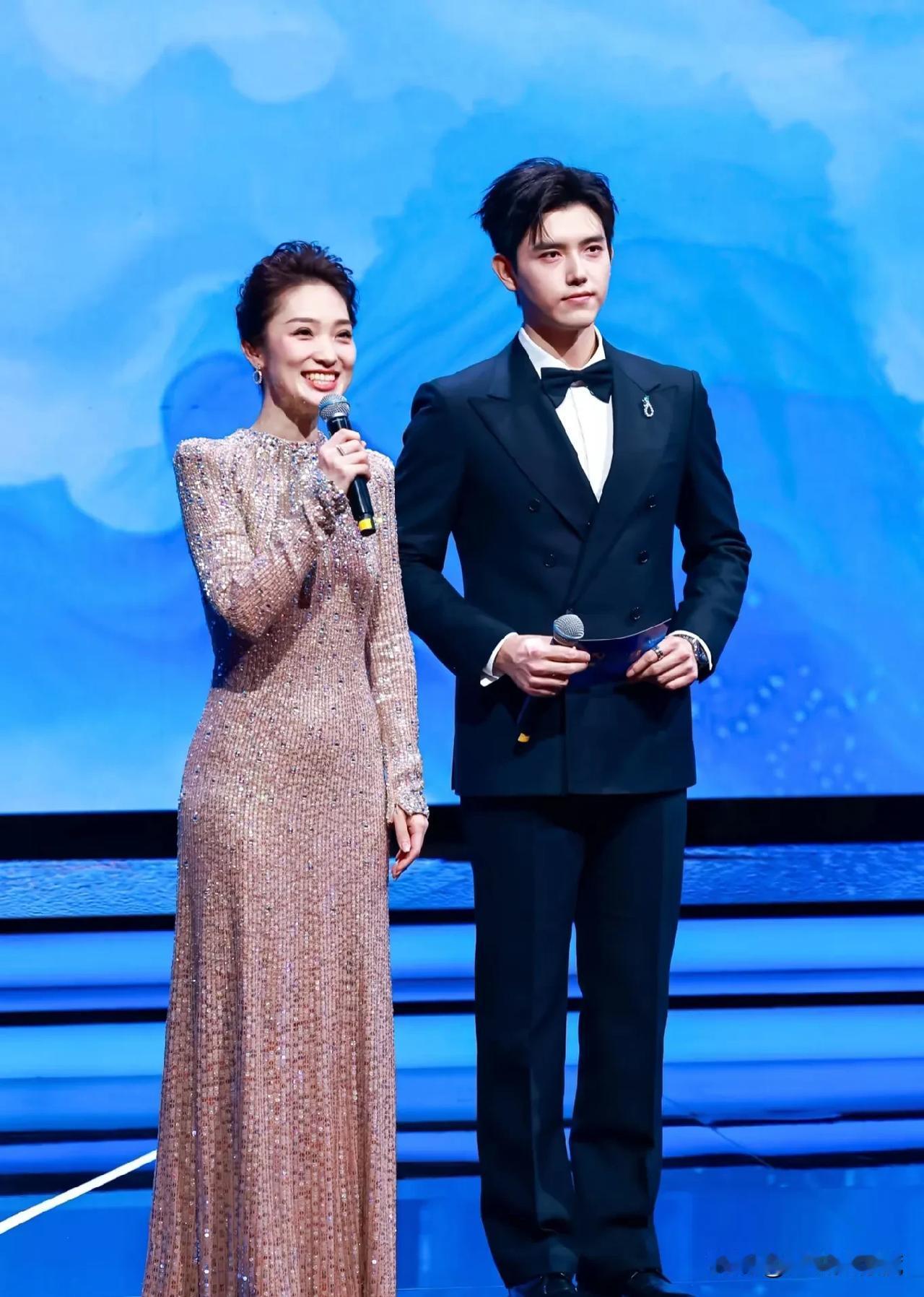 开始我以为陈飞宇是靠着爸爸陈凯歌和妈妈陈红的资源，后来我觉得他是靠自己英俊的长