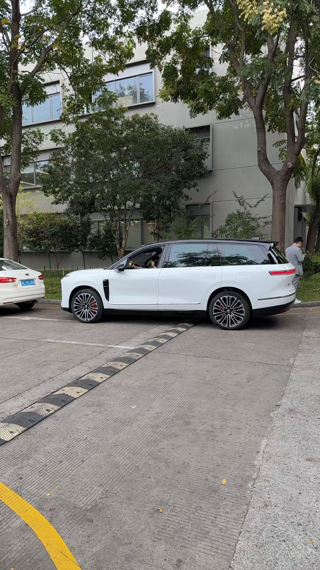 蔚来es8，女生开的即视感。像是无人驾驶[doge]。白色真的好漂亮啊！等我黑色