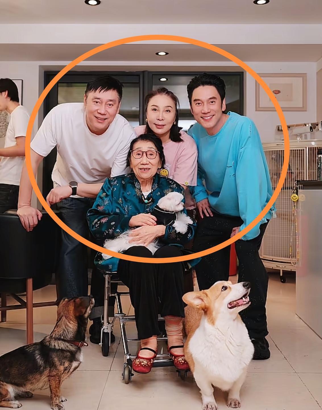 林依轮的全家福罕见曝光，一家子全是高颜值啊！尤其是林依轮的哥哥，都60来岁的