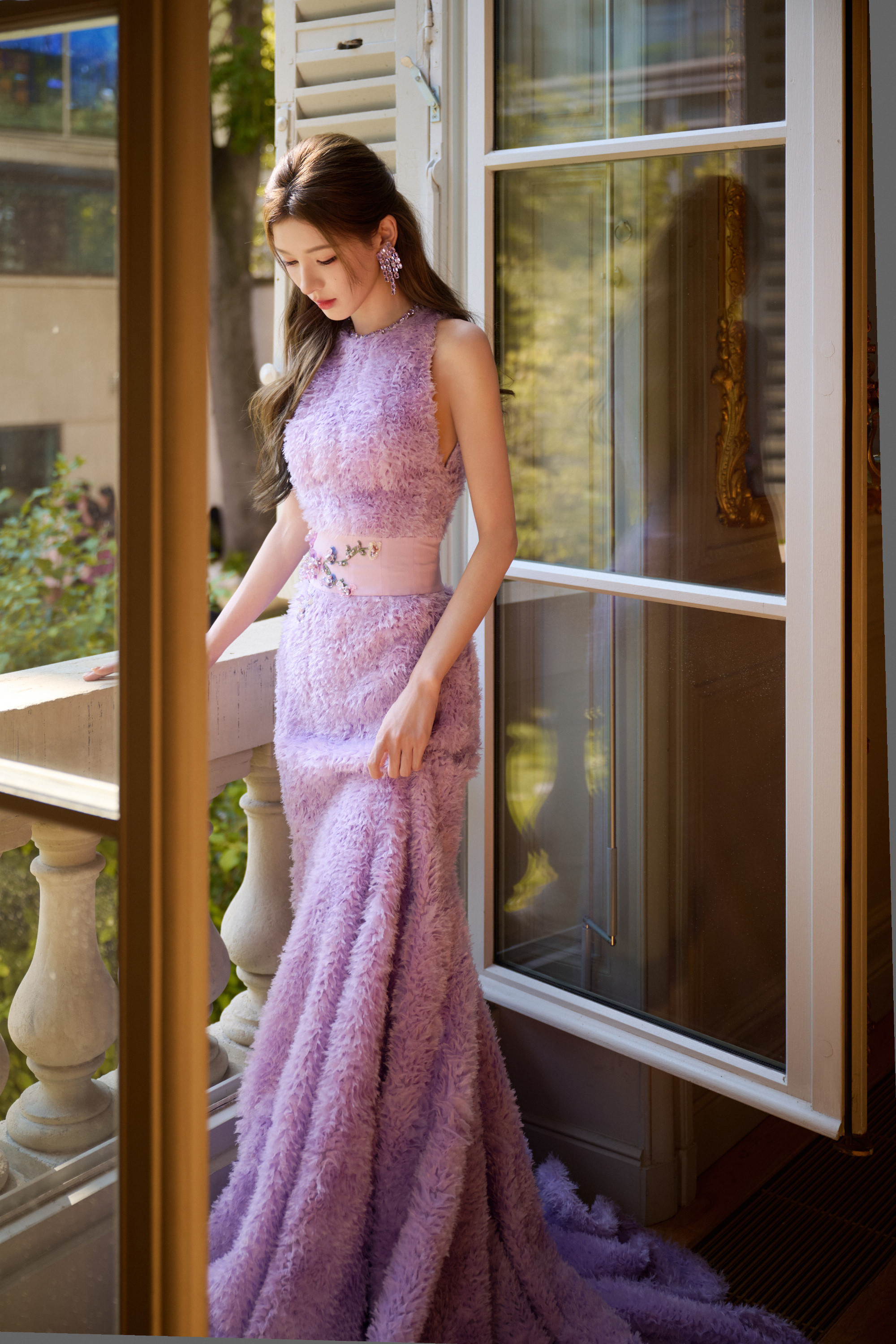 张予曦巴黎时装周，紫色梦幻高贵，浪漫且温柔的阿瓜。张予曦