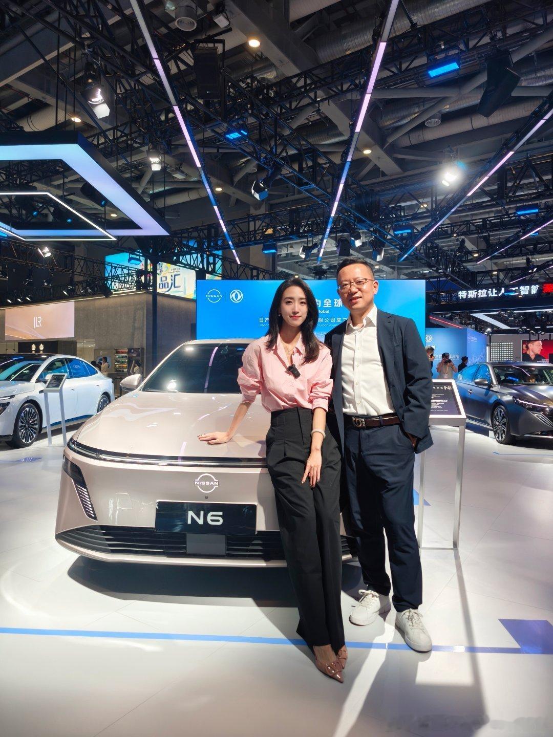 好朋友相见，分外欢喜的感觉[大笑][大笑]我在上海进博会别的展台拍车，抬头看见了