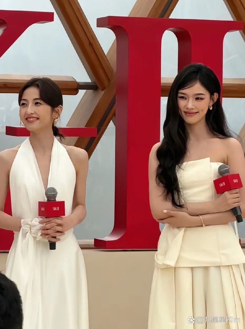 发现没，身材真不是越枯瘦越美，带点肉反而显嫩显好看。拿25岁张子枫和30岁林允上海同场活动对比就懂—