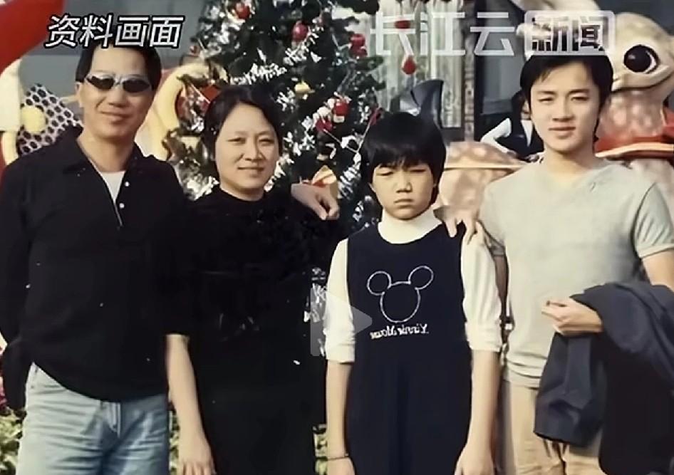 王祖蓝年轻时还挺好看的，在全家人中长得最好。就是李亚男实在外形太出色了，175，