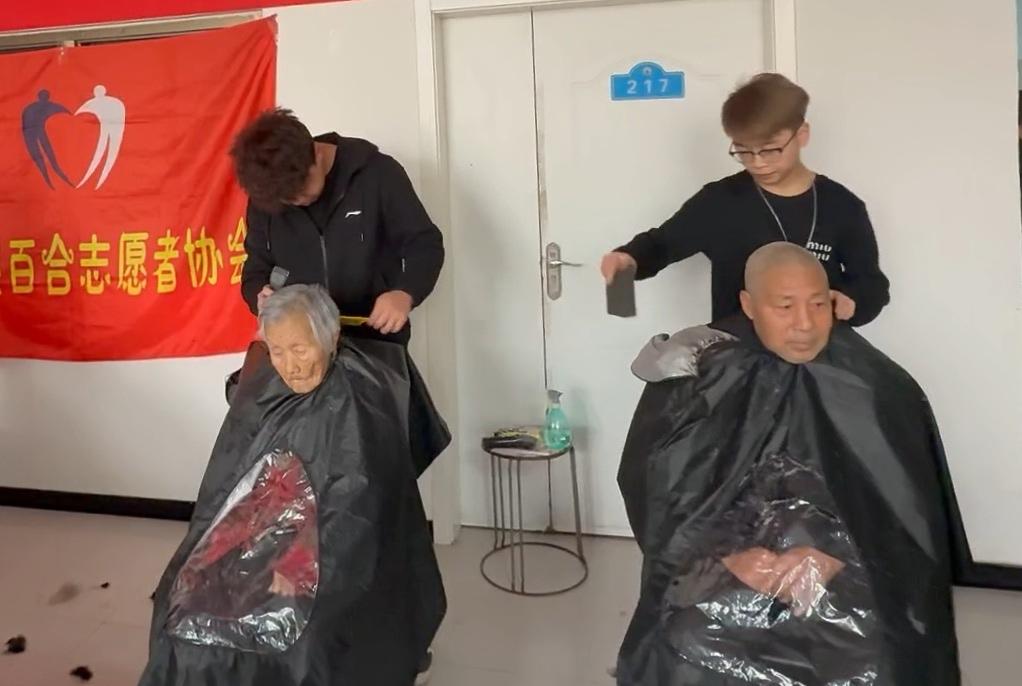 武邑‘爱心义剪’进敬老院 巾帼暖冬情暖夕阳