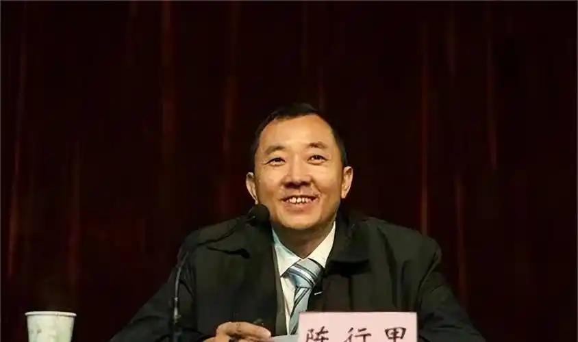 “清华硕士”毕业的县委书记陈行甲，语出惊人：“贪官贪的钱，一个是养儿子，一个是买