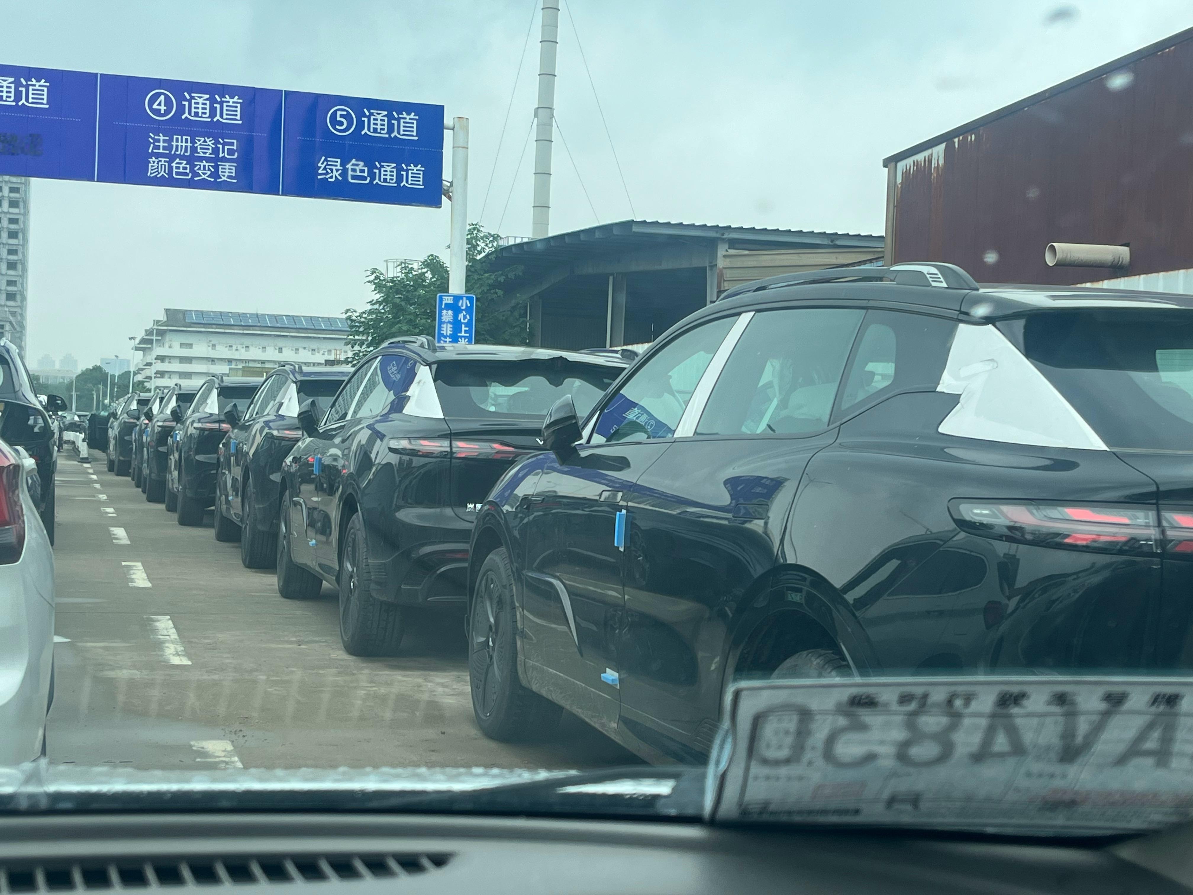 一长条的0公里二手车准备过户。​​​